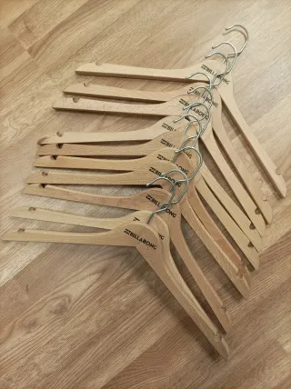 Perchas de madera Billabong (pack)