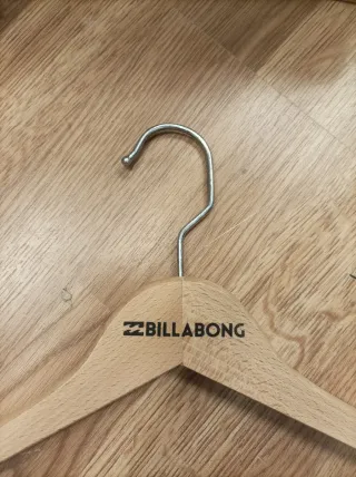 Perchas de madera Billabong (pack)