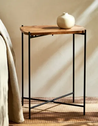 Mesa auxiliar madera y metal.