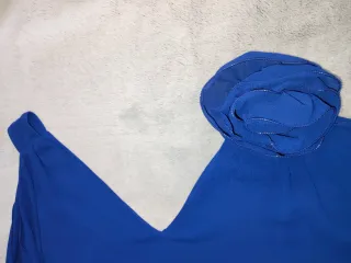 Vestido fiesta azul con flor