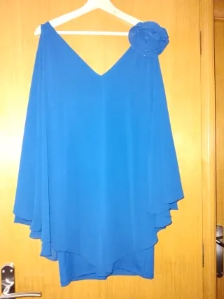 Vestido fiesta azul con flor
