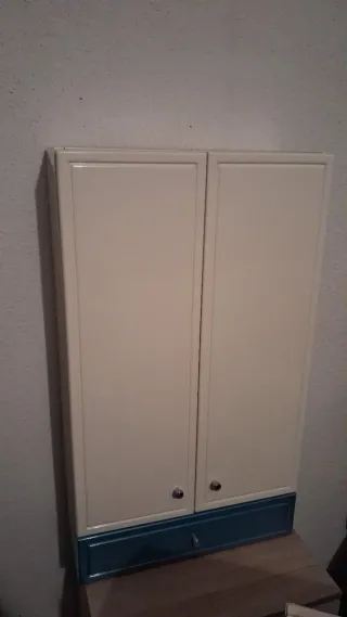 Mueble de baño azul y blanco