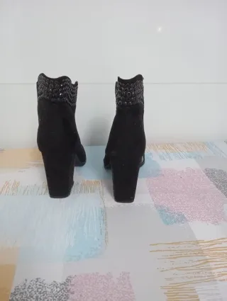 Botines negros con tachuelas