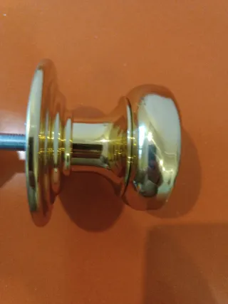 Pomos  de puerta dorado