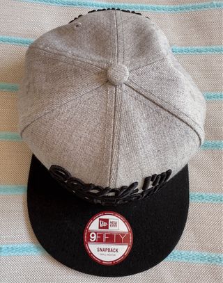 Gorra New Era.
