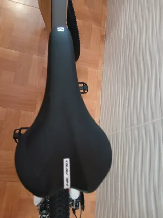 Bicicleta de montaña gris