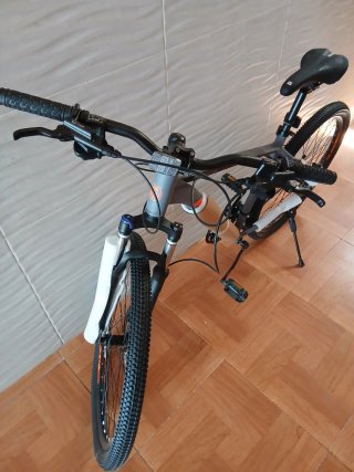 Bicicleta de montaña gris