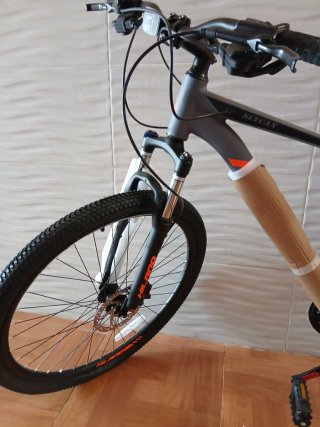 Bicicleta de montaña gris