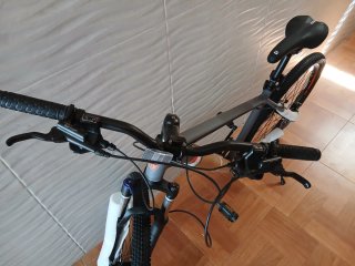 Bicicleta de montaña gris