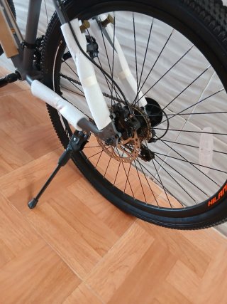 Bicicleta de montaña gris