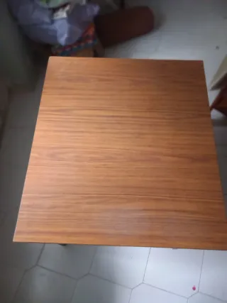 Tavolo quadrato in legno e metallo