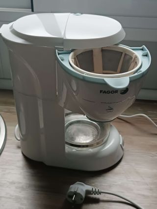 Cafetera Blanca con Jarra de Cristal