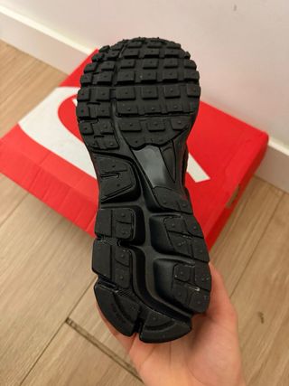 Nike Zoom Vomero 5 "Triple Black" (Talla 42)