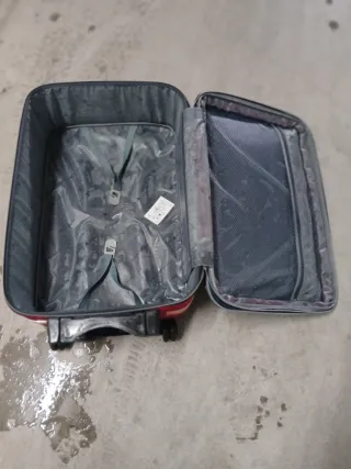 Maleta de viaje roja y negra