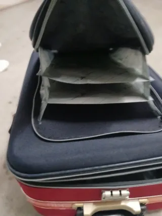 Maleta de viaje roja y negra