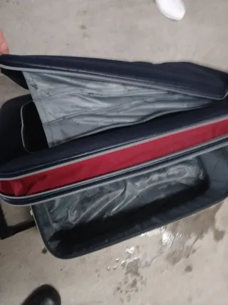 Maleta de viaje roja y negra