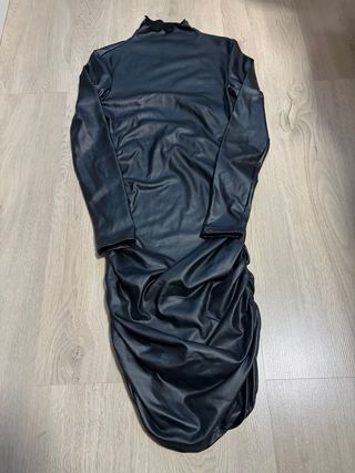Vestido negro cuero cuello alto