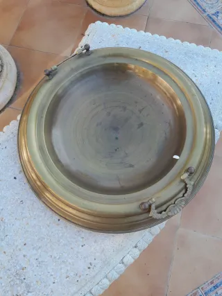 Plato antiguo de latón con asas