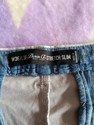 Pantalón Chino Beige con Dobladillo Azul