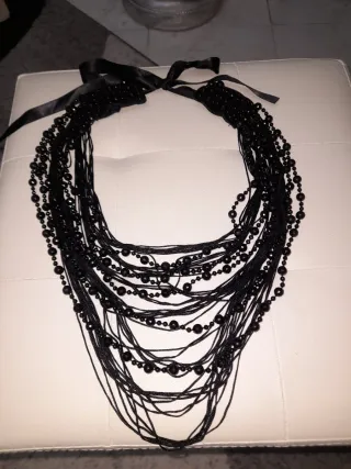 Collana multistrato con perline nere