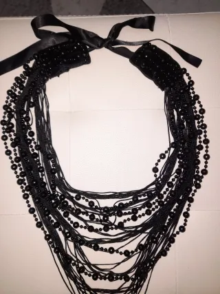 Collana multistrato con perline nere