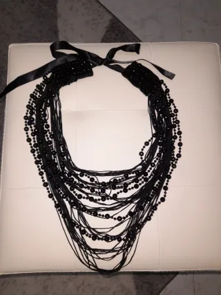 Collana multistrato con perline nere