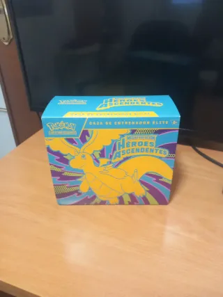 Caja Entrenador Élite Héroes Ascendentes