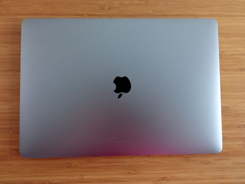 MacBook Pro Touch Bar 15 i7 2,2Ghz (6 núcleos) afbeelding 2
