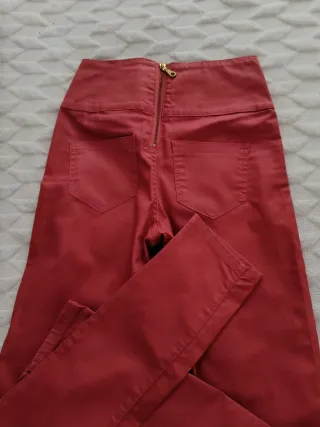 Pantalón tiro alto  Cierre d cremallera detrás