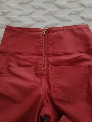 Pantalón tiro alto  Cierre d cremallera detrás