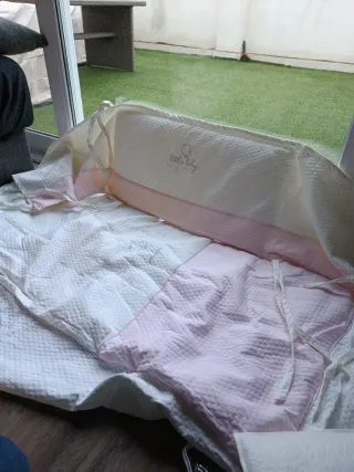 Colcha y protector cuna Petit Praia