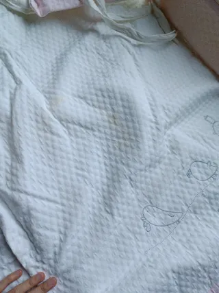 Colcha y protector cuna Petit Praia