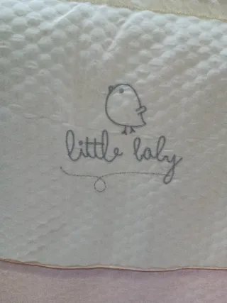 Colcha y protector cuna Petit Praia