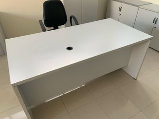 Muebles de oficina grises