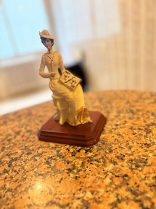 Figura Porcelana Dama Leyendo Beige y Oro