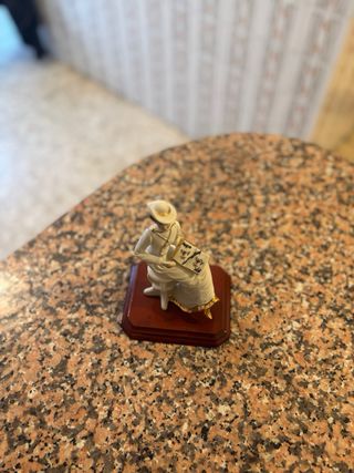 Figura Porcelana Dama Leyendo Beige y Oro