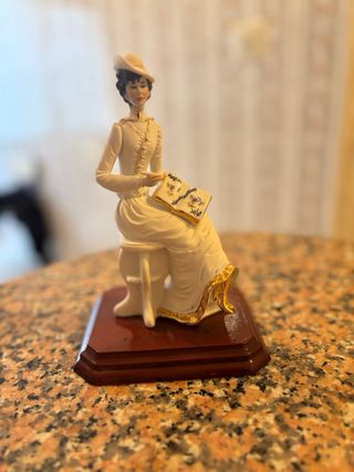 Figura Porcelana Dama Leyendo Beige y Oro