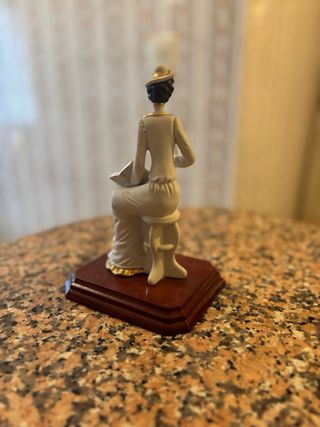 Figura Porcelana Dama Leyendo Beige y Oro