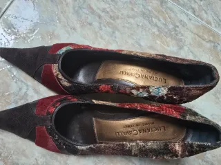 Zapatos de tacón marrones y rojos
