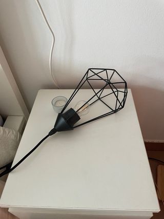 Lámpara de jaula negra con bombilla