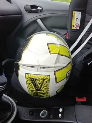 Casco de moto AGV blanco y amarillo Valentino rosi
