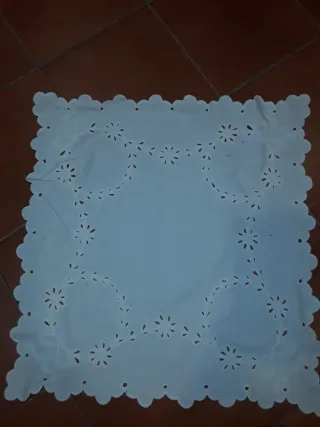 Tapete antiguo bordado y festón mano de (65x65)