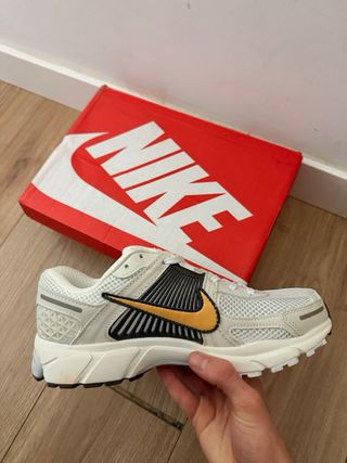 Nike Zoom Vomero 5 Blancas y Amarillas (Talla 42)