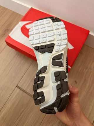 Nike Zoom Vomero 5 Blancas y Amarillas (Talla 42)