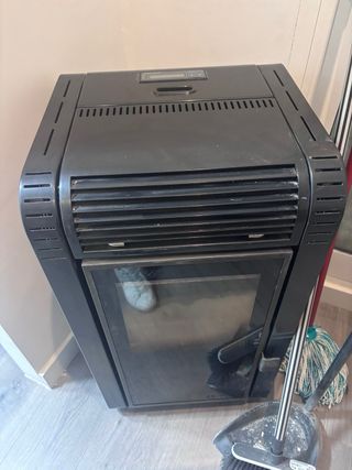 Estufa de pellet negra