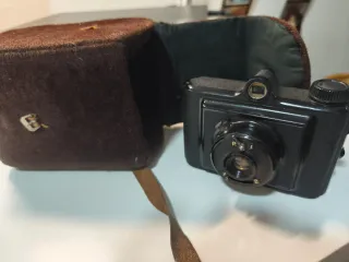 Cámara de fotos vintage con funda