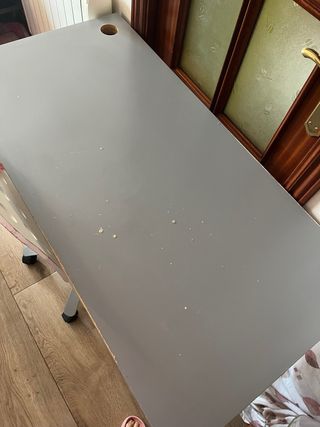 Escritorio gris Ikea y silla blanca