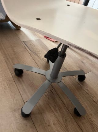 Escritorio gris Ikea y silla blanca