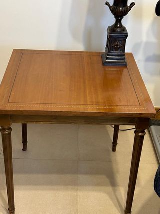 Mesa auxiliar de madera