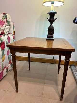 Mesa auxiliar de madera